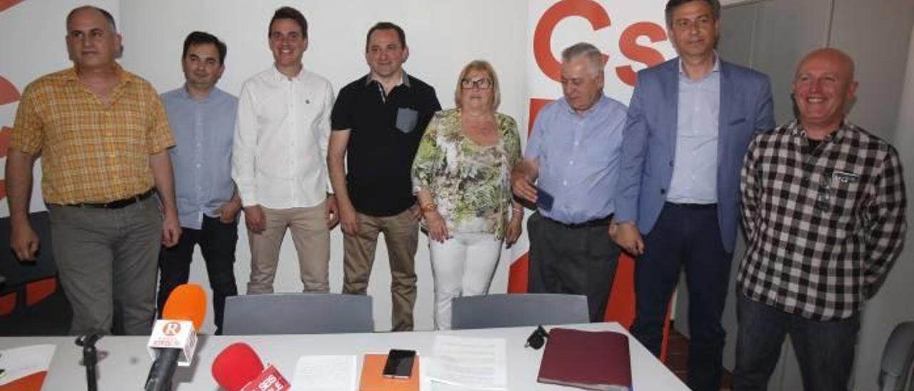 Miembros de las ejecutivas locales de Cs e IPA, ayer, tras presentar el acuerdo de integración.