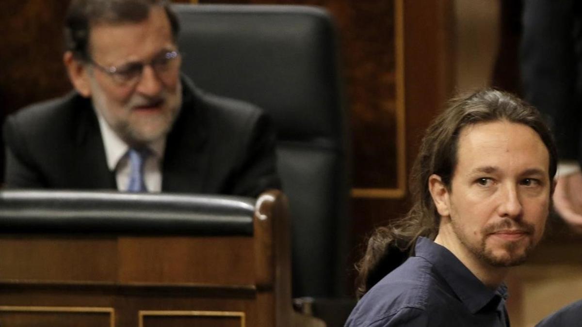 Pablo Iglesias pasa ante Mariano Rajoy en la sesión constitutiva de la XI legislatura en el Congreso de los Diputados.