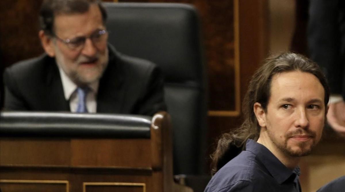 Pablo Iglesias pasa ante Mariano Rajoy en la sesión constitutiva de la XI legislatura en el Congreso de los Diputados.