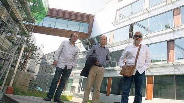 Javier García-Quijada, Salvador Fraga y Manuel Portolés, en la obra de la comisaría.  // De Arcos