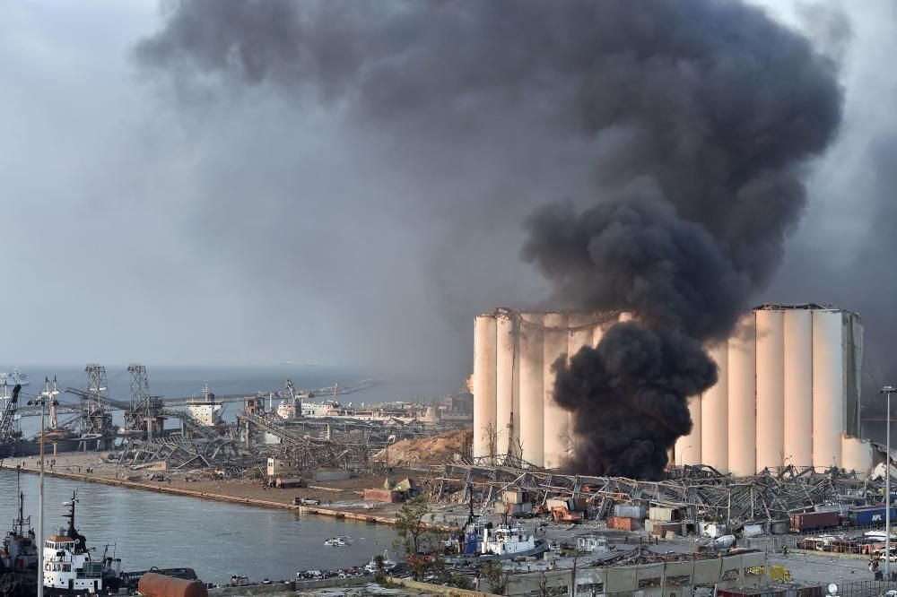 Fuerte explosión en un almacén de Beirut.