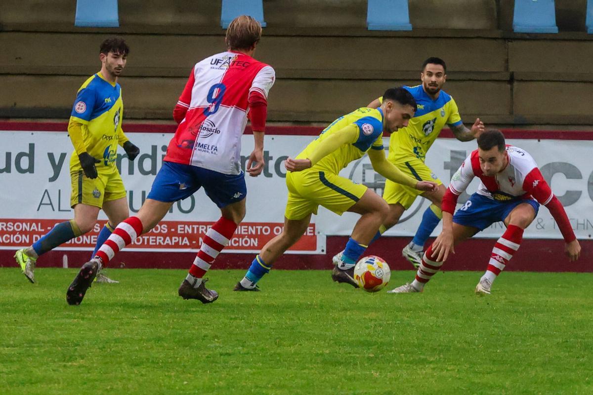 Las imágenes del derbi de O Salnés entre Arosa y Cambados en A Lomba