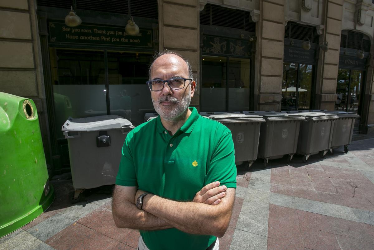 El concejal de Limpieza, frente a una isla de contenedores