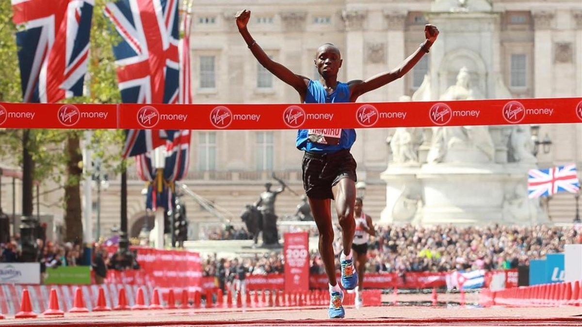 Wanjiru alza los brazos delante del Palacio de Buckingham