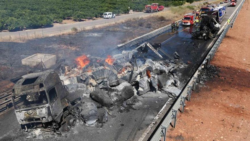 Un camionero muere calcinado en la A-7 en Nules en un choque múltiple