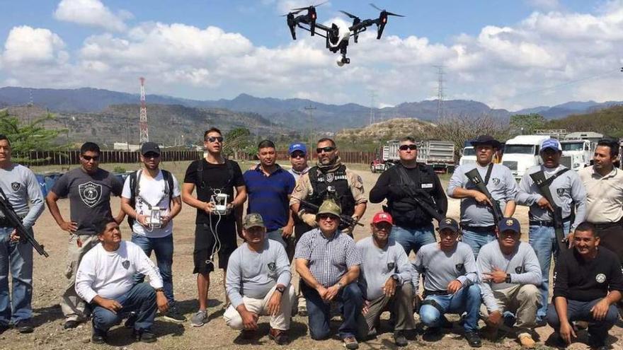 Personal de Aerocámaras y participantes en el curso, con uno de los drones utilizados.