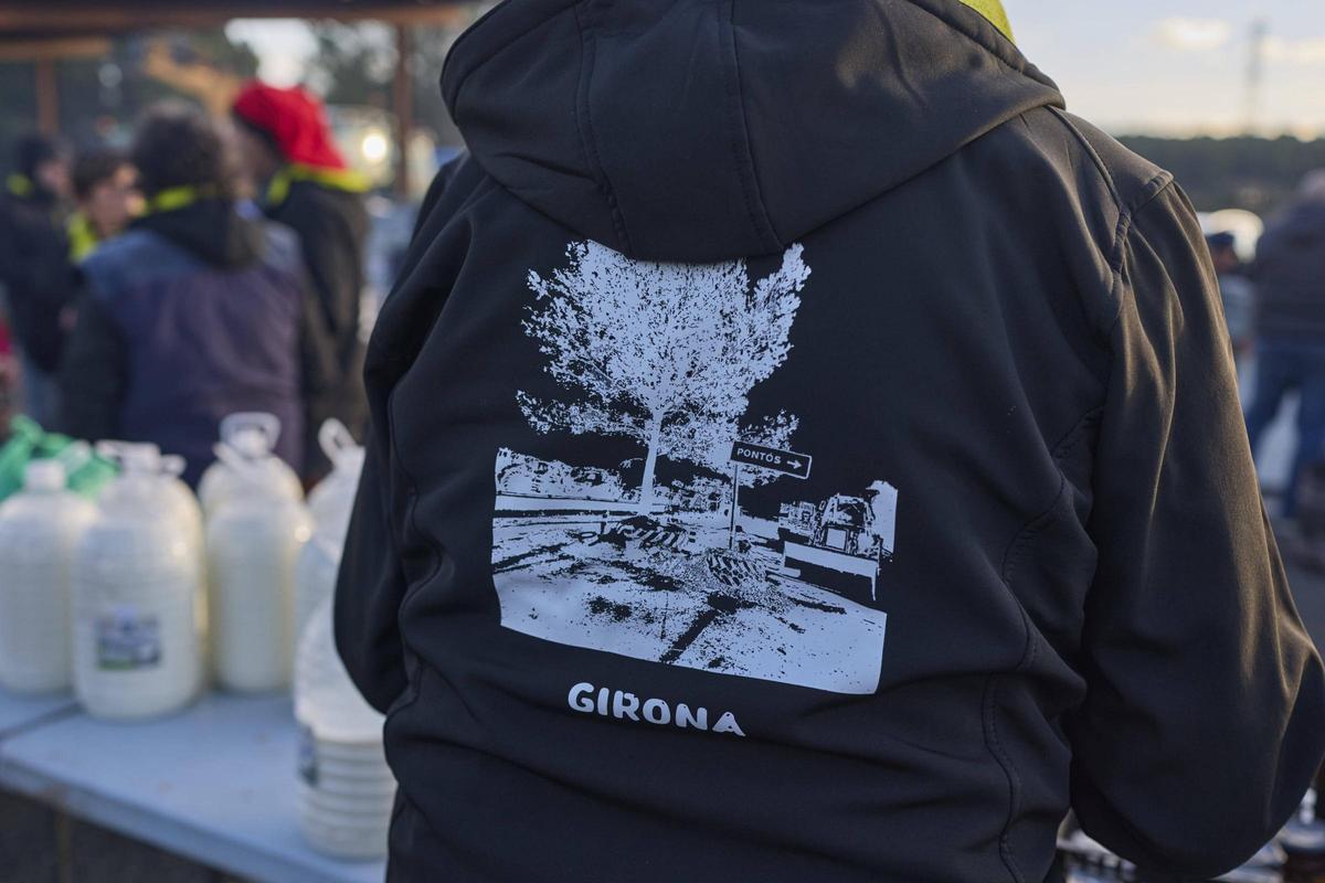 Les fotos del tall dels pagesos a l'AP-7 i l'N-II a l'Empordà