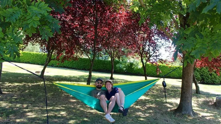 Otra ola de calor golpea Asturias y hoy se rozarán los 40 grados: hamaca y gazpacho, playa, piscina... los asturianos buscan alternativas a quedarse en casa "con las persianas bajadas"