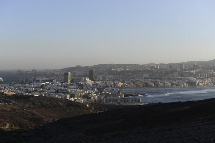 13-01-19 LAS PALMAS DE GRAN CANARIA. EL SEBADAL, PUERTO Y BARRIO DE LAS COLORADAS. LAS PALMAS DE GRAN CANARIA. METEOROLOGIA. Calima desde El Sebadal, el pueto y el Barrio de Las Coloradas.  Fotos: Juan Castro.  | 13/01/2020 | Fotógrafo: Juan Carlos Castro