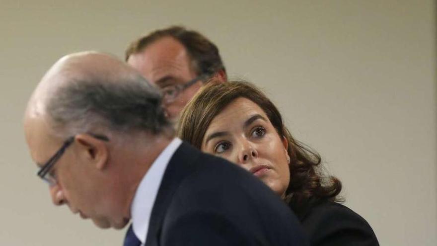 Montoro, en primer término, en la rueda de prensa posterior al Consejo de Ministros. // Efe