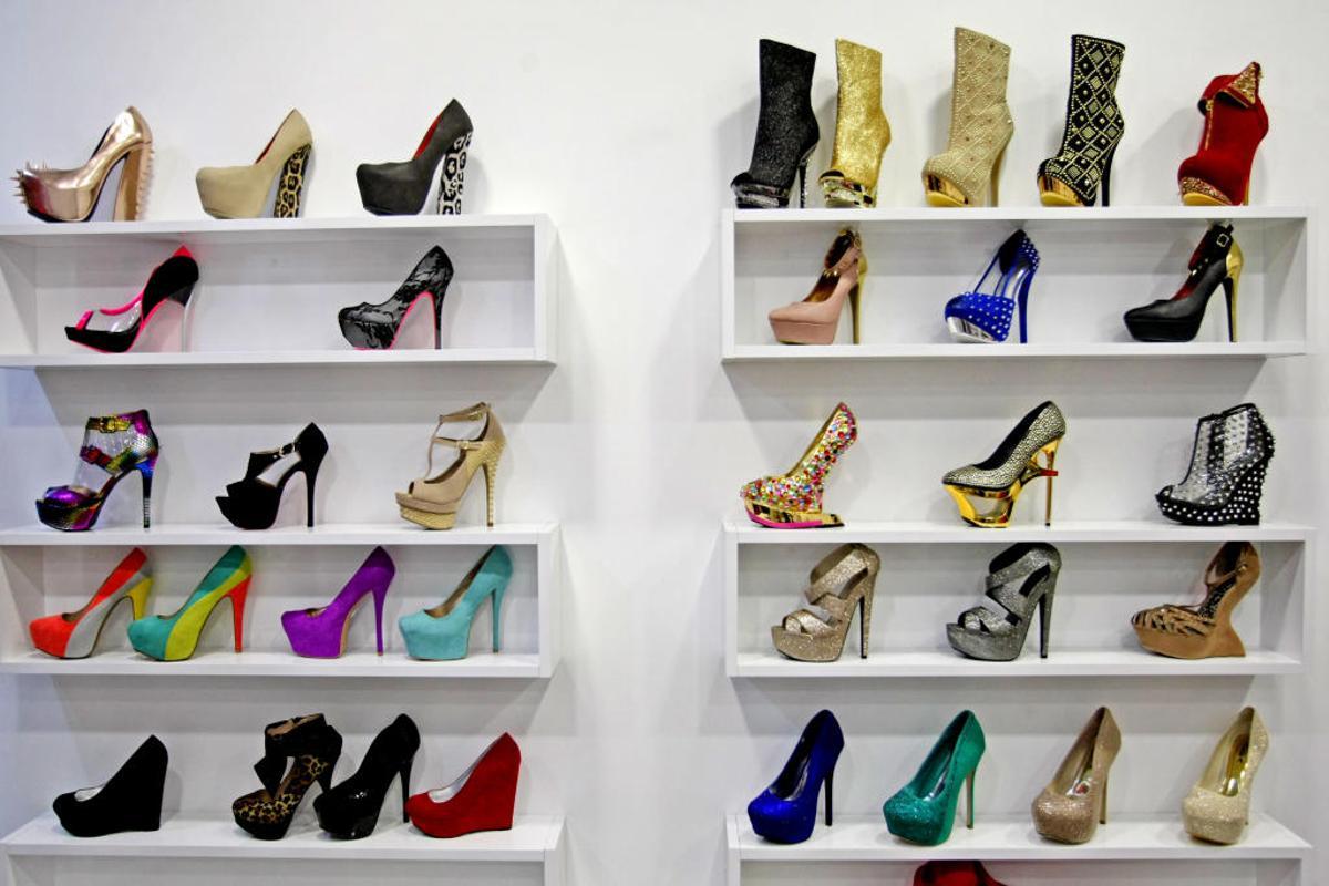 Un expositor de zapatos.