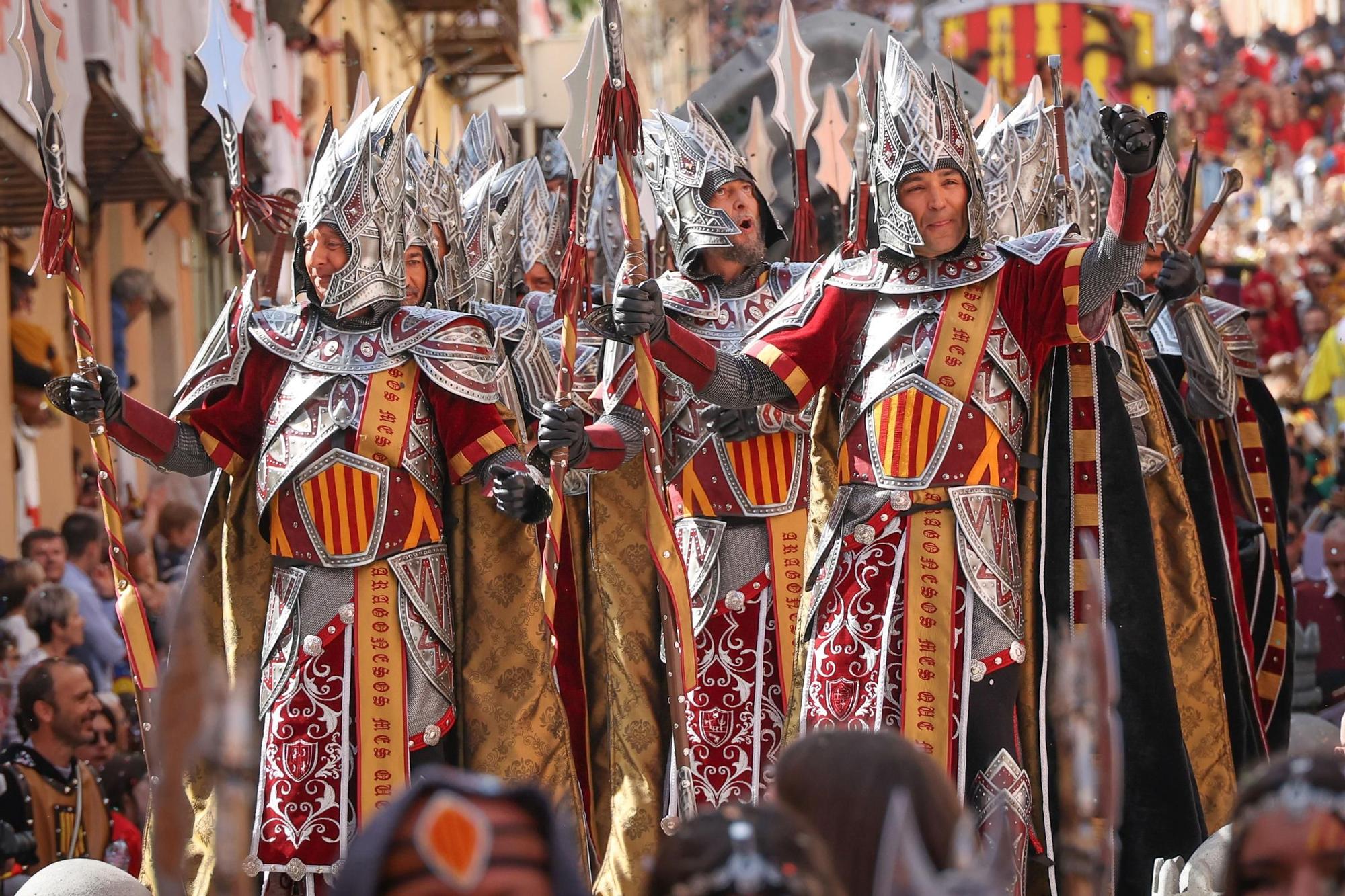 Alcoy se entrega al espectáculo de las tropas cristianas