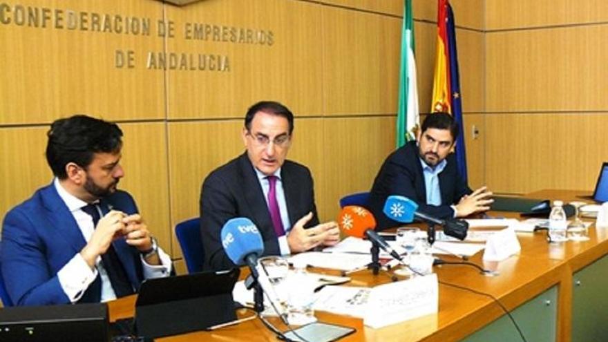 Alejandro Cardenete, Javier González de Lara y Jorge Romero, ayer en Sevilla.