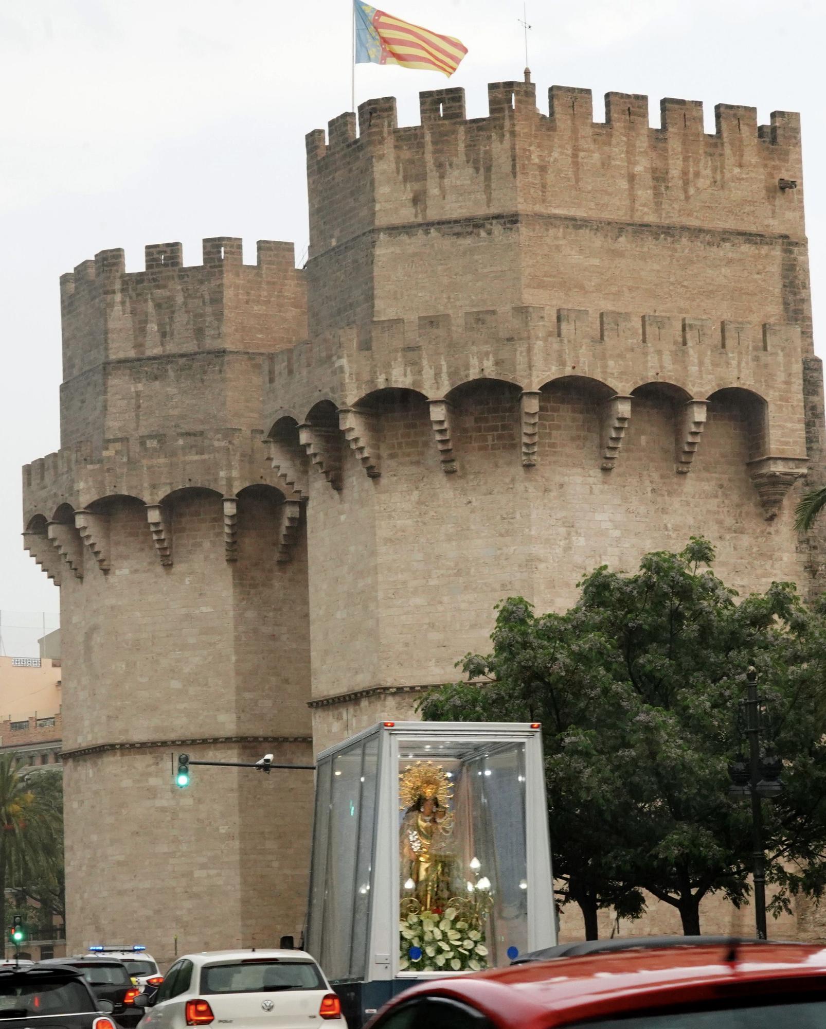 Así fue el pase de la Virgen de los Desamparados por València con el Maremóvil