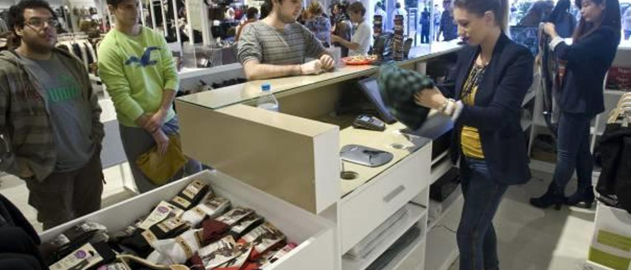 Unos clientes en una tienda de ropa de L&#039;Epicentre.