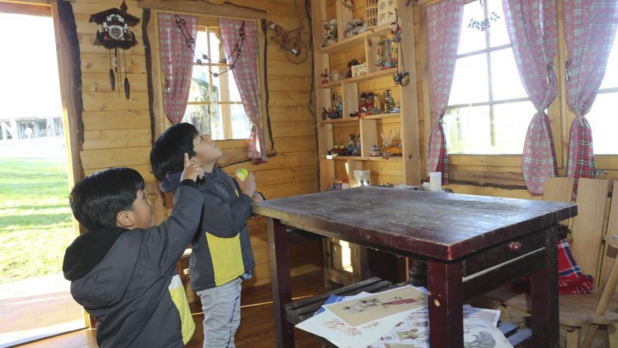 Los dos niños que estrenaron el taller de Papá Noel.