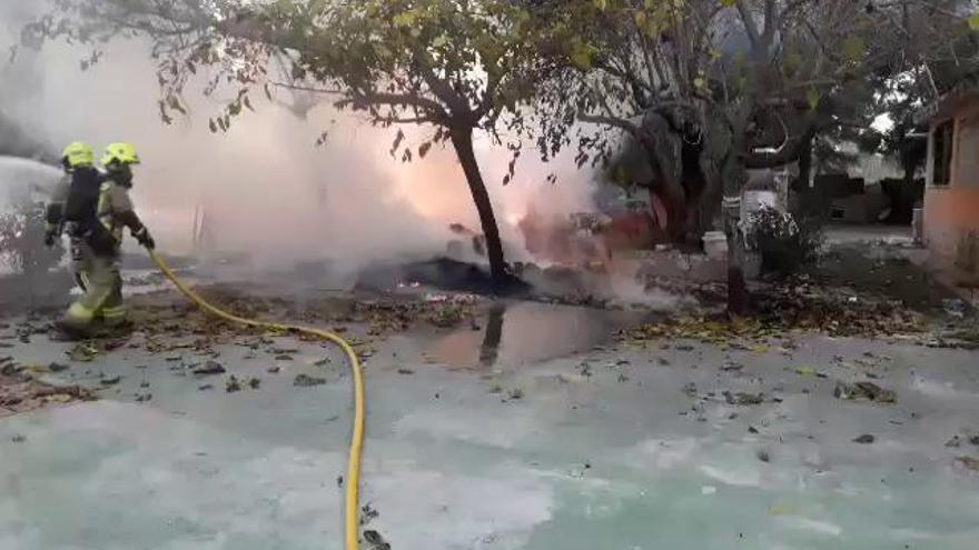 Los bomberos sofocan un incendio en una casa abandonada llena de enseres