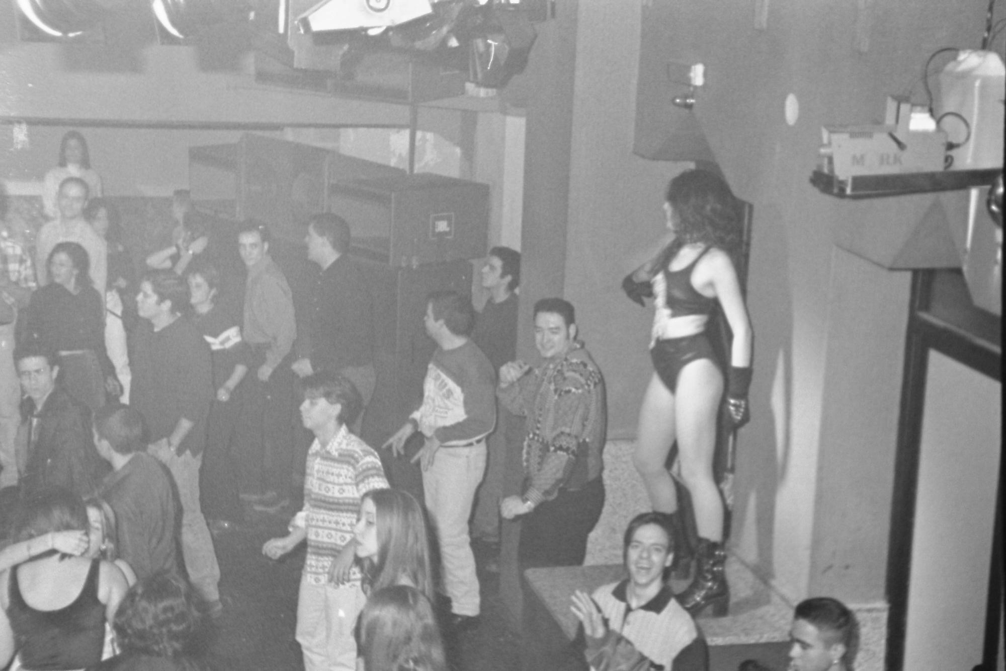 ¿Estuviste de fiesta en las discotecas de los años 90?: A ver si te encuentras en estas fotos