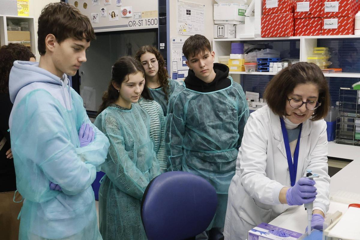 Alumnos de Bachillerato durante un taller organizado por el Instituto de Investigación Sanitaria de Santiago (IDIS).