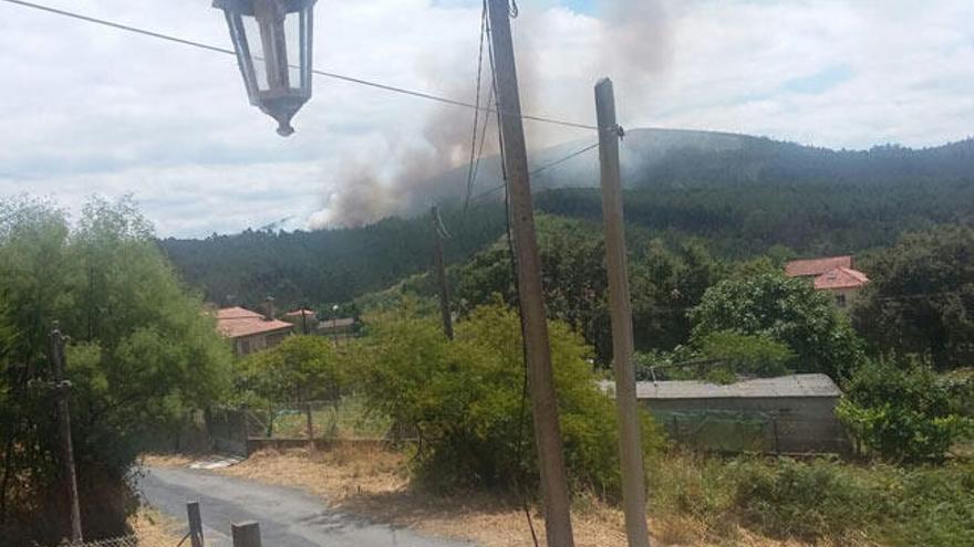 Instantánea del incendio en el municipio de Rianxo. // FdV