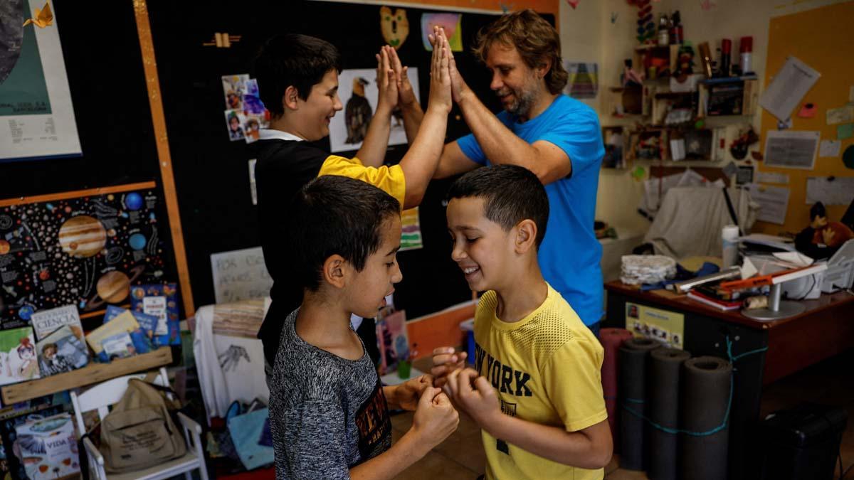 Alberto Toro y sus alumnos realizan su ritual matutino de saludo el último día de clases en el pequeño pueblo español de Pitarque, Teruel, una de las regiones menos pobladas de la Unión Europea. Dos antiguos alumnos suyos asistieron a la último día de clases junto a los últimos cuatro alumnos para despedirlo. “Cerrar la escuela va a ser negativo para el pueblo. Las escuelas son el motor del cambio y el desarrollo. Cuando las cierras, te estancas”, dice Toro.