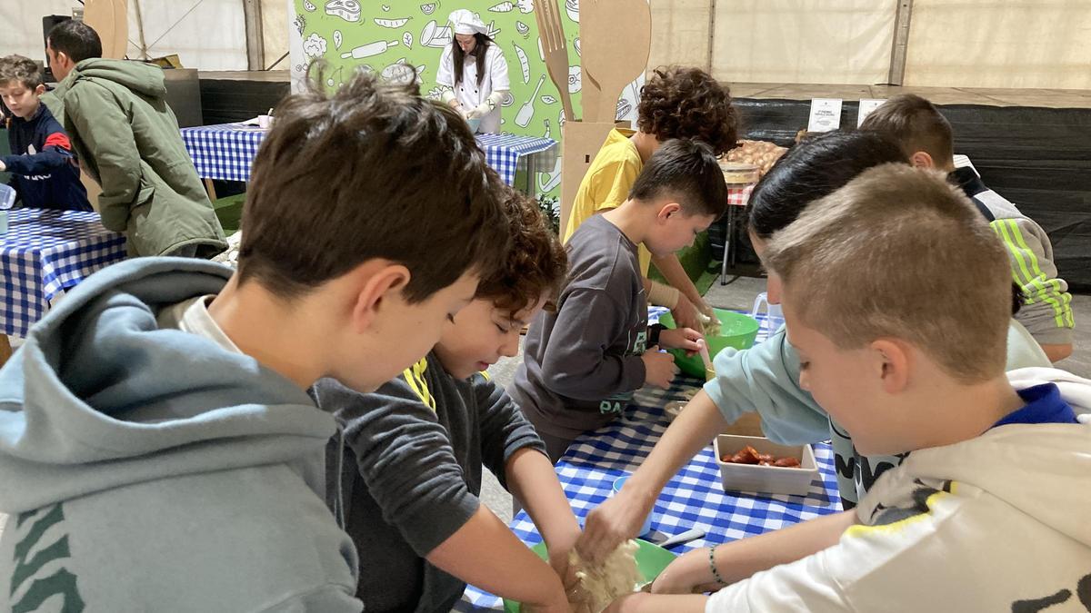 "Nunca lo había hecho y es muy divertido": los escolares de Siero elaboran sus propios bollos para mantener viva la tradición