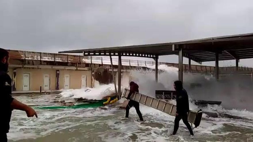 Unwetter setzt Hafenmauer von Cala Ratjada zu