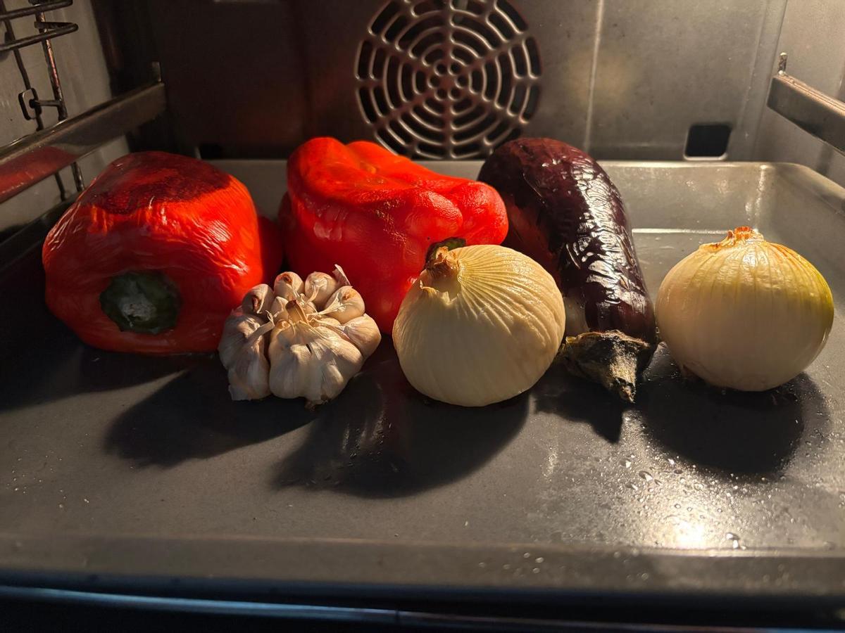 Las verduras, asándose en el horno
