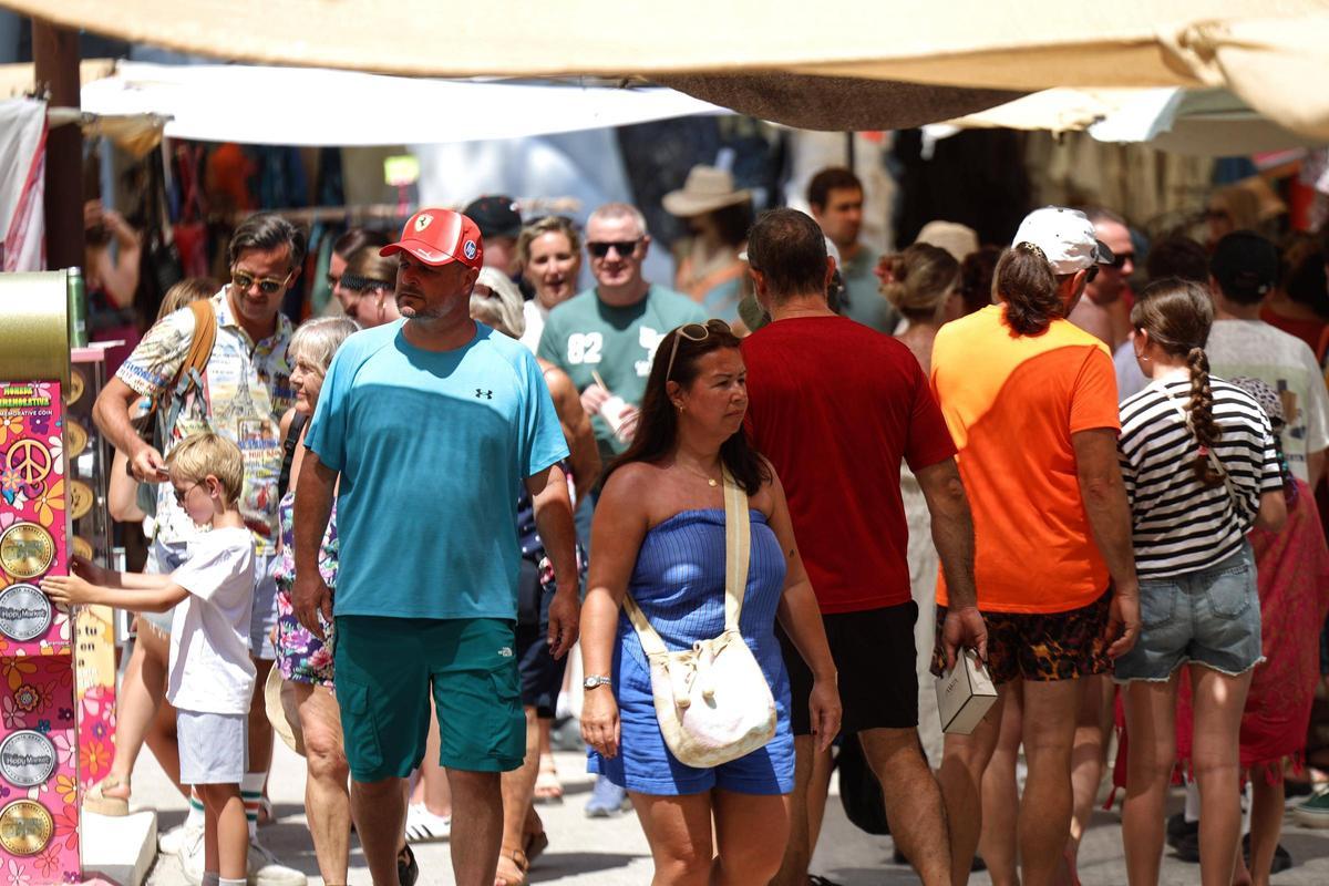 El emblemático mercadillo hippie de Punta Arabí, en imágenes