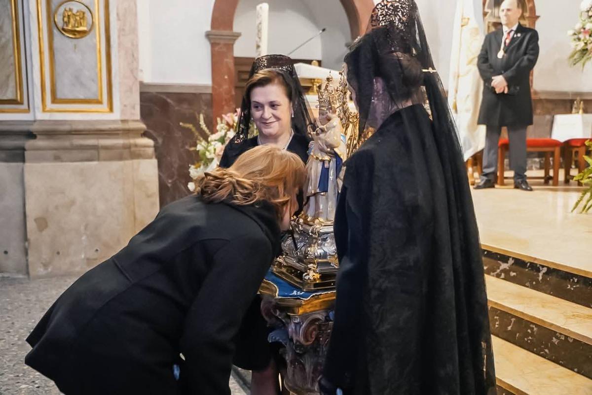 Un besamanos sustituyó a la autora del Raval suspendida por el mal tiempo.