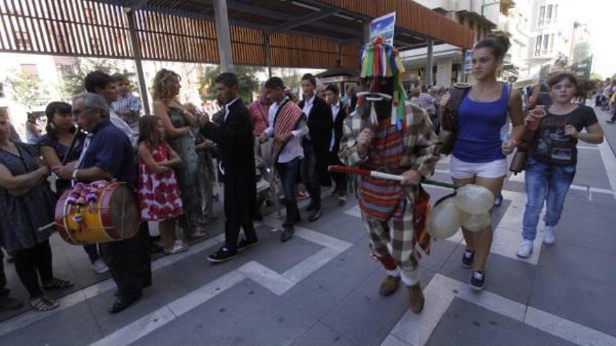 Integrantes de la mascarada de Riofrío en  plena  pelea.