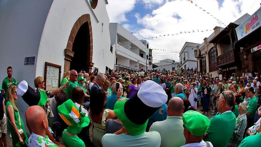 El alcalde, junto a los irlandeses que se congregaron a la salida de la iglesia | |