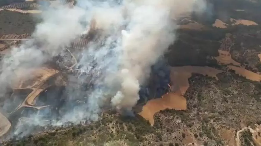 Refuerzan los medios de extinción en el incendio de Alcañiz: el fuego salta del vertedero