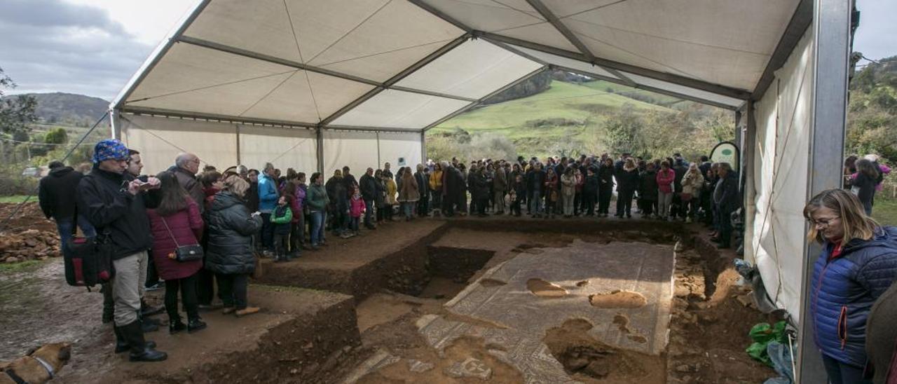 Visita institucional al mosaico romano de la Estaca en Las Regueras