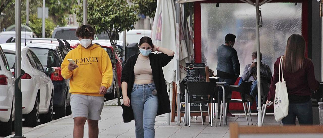 Vecinos, en una céntrica calle comercial y hostelera de Moaña . |   // S.Á.