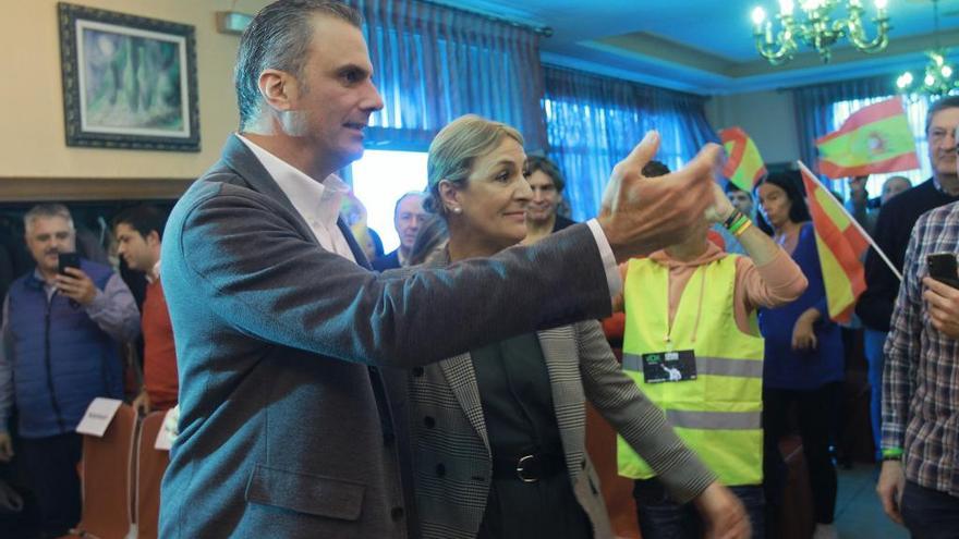 Javier Ortega Smith, con Begoña Conde, en el mitin celebrado este lunes en Ourense.