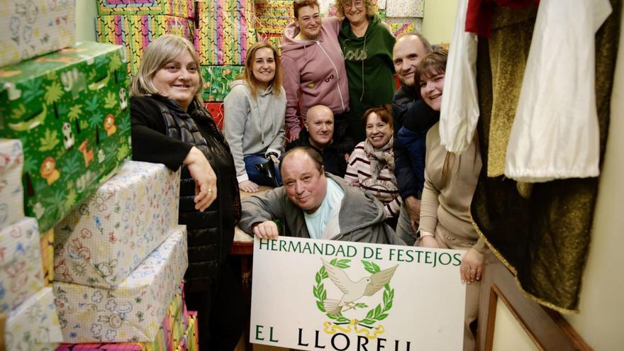 Ingentes cantidades de papel de regalo, los tres Reyes Magos, cinco ejércitos... la zona oeste de Gijón recupera su Cabalgata esta Navidad