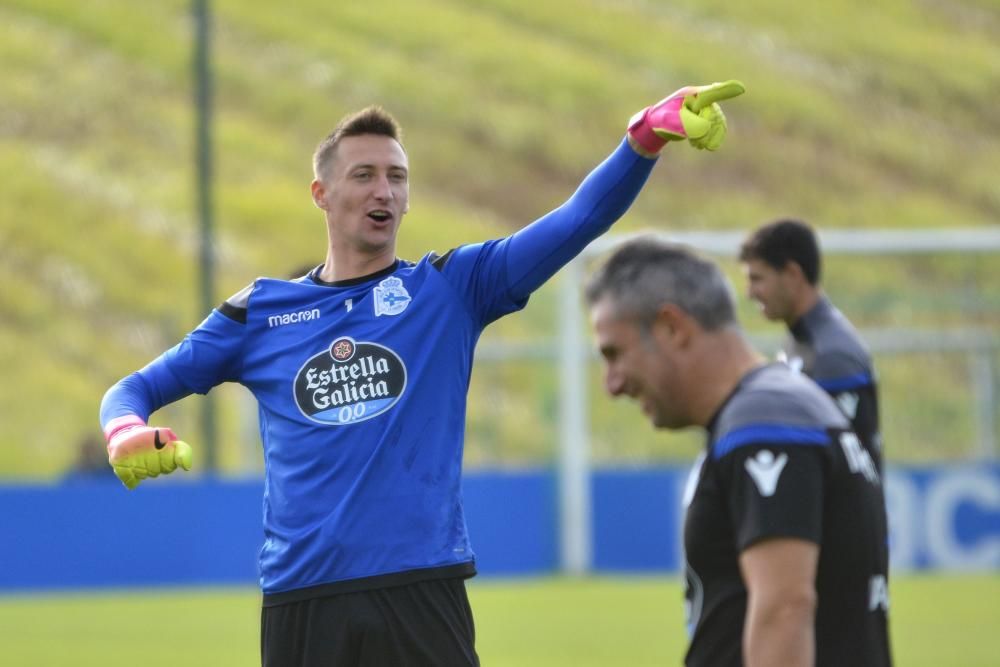 La plantilla, dividida en dos grupos, realizó un entrenamiento con estrategias ofensivas y remates a portería.