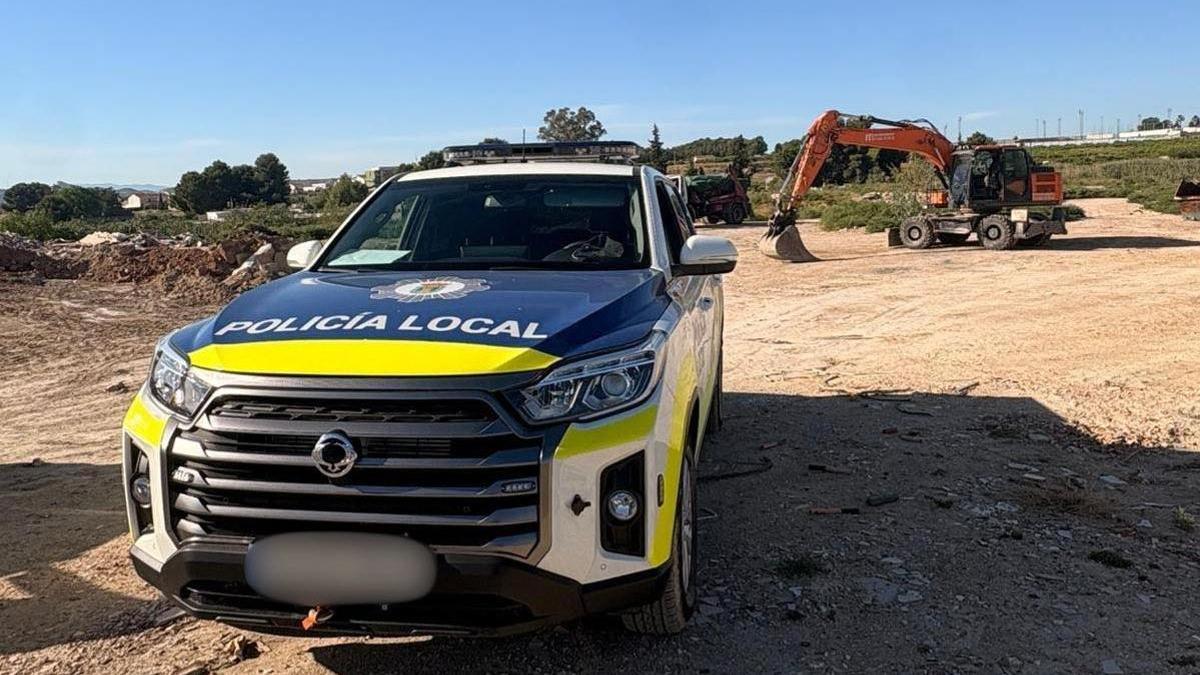 Un vehículo de la Policía Local de Ceutí, en el terreno.