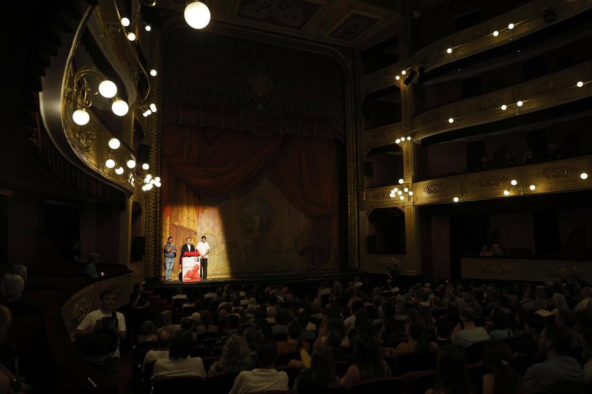 Girona. Teatre Municipal. Inauguracio 26a edicio del FITAG Festival Internacional de Teatre Amateur de Girona. Parlaments Lluc Salellas, Xavier Valenti, Jordi Camps.
