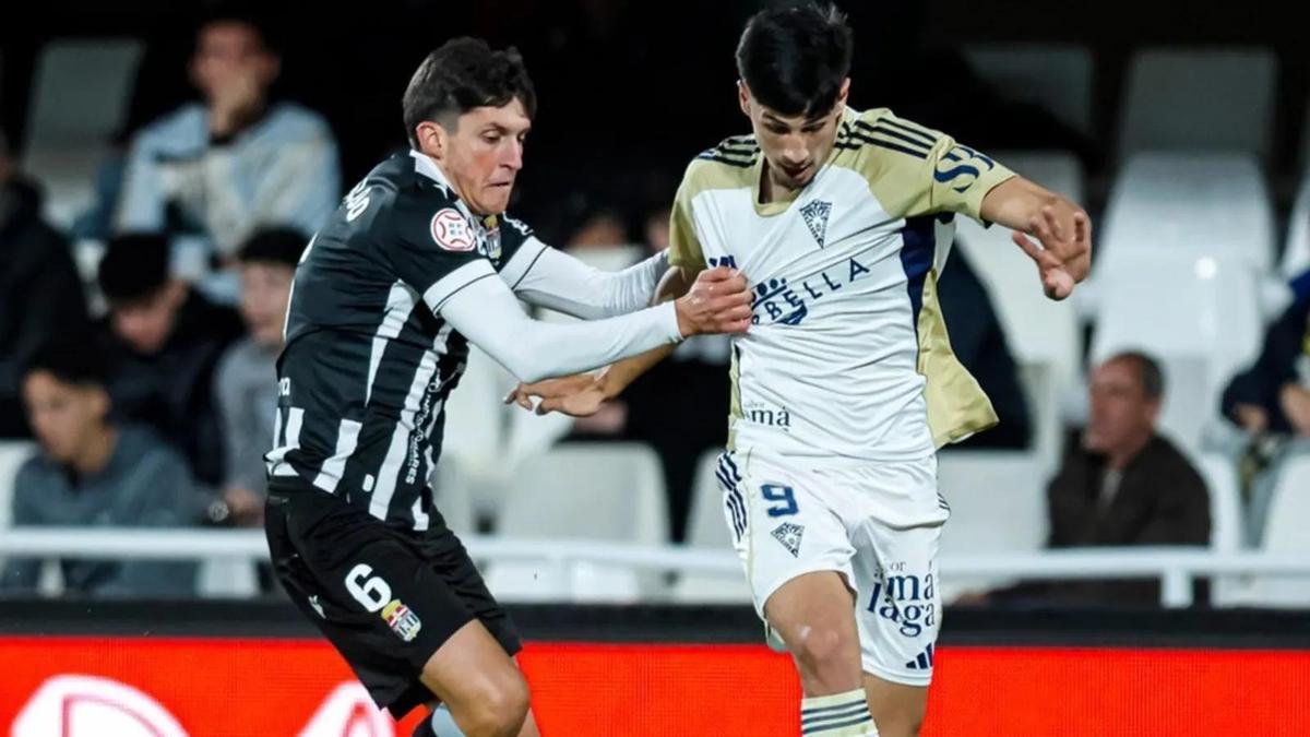 Víctor Sánchez, a la derecha, durante su debut con el Marbella ante el Cartagena.