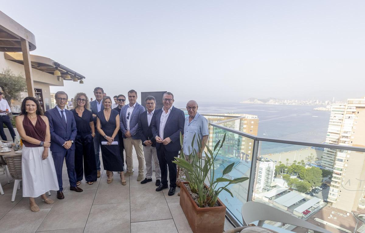 Los interviniestes en el foro posan en la terraza del Hotel Port Benidorm.
