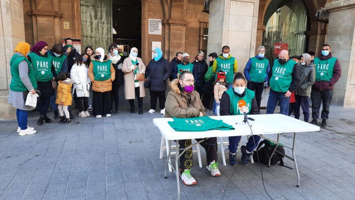 Protesta de la PAHC, ahir, davant l’ajuntament | FRANCESC GALINDO