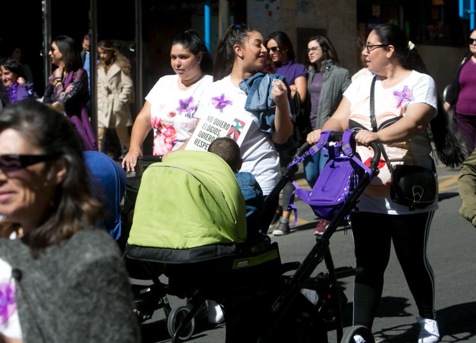 La afluencia es tal que no sólo cubre todo el recorrido de esta vía, sino que muchas personas esperan poder salir desde la Avenida de Federico Soto.