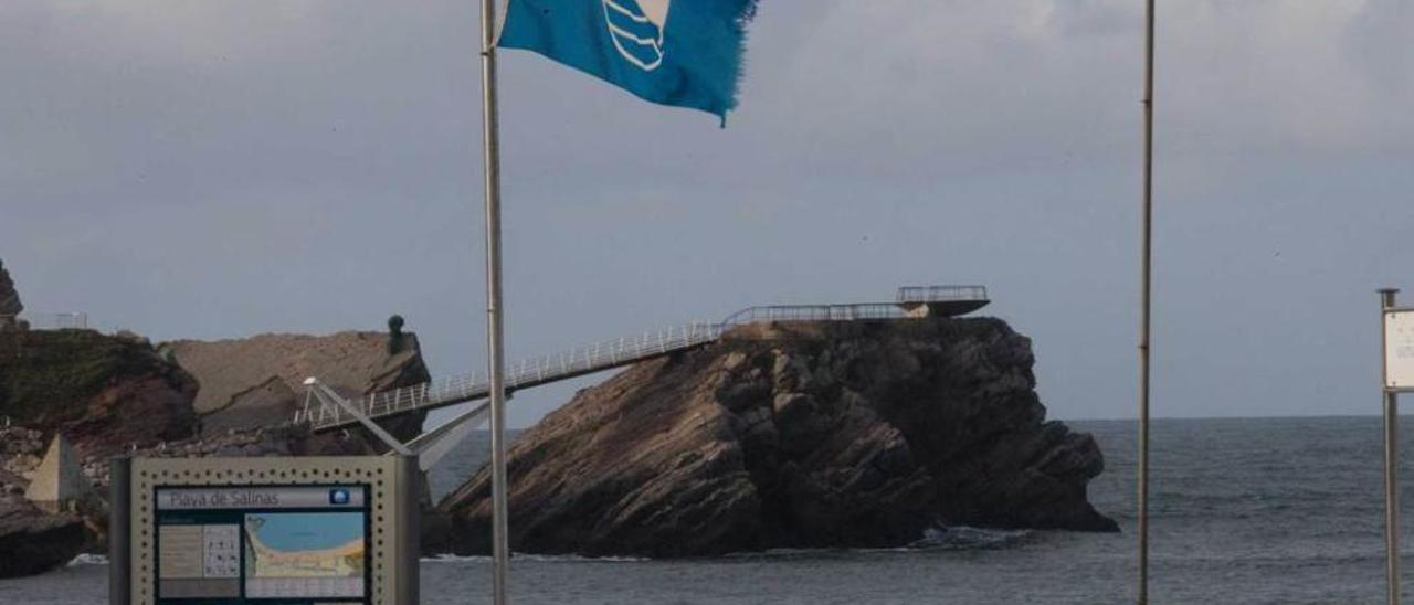 La bandera azul de la playa de Salinas, con La Peñona al fondo.