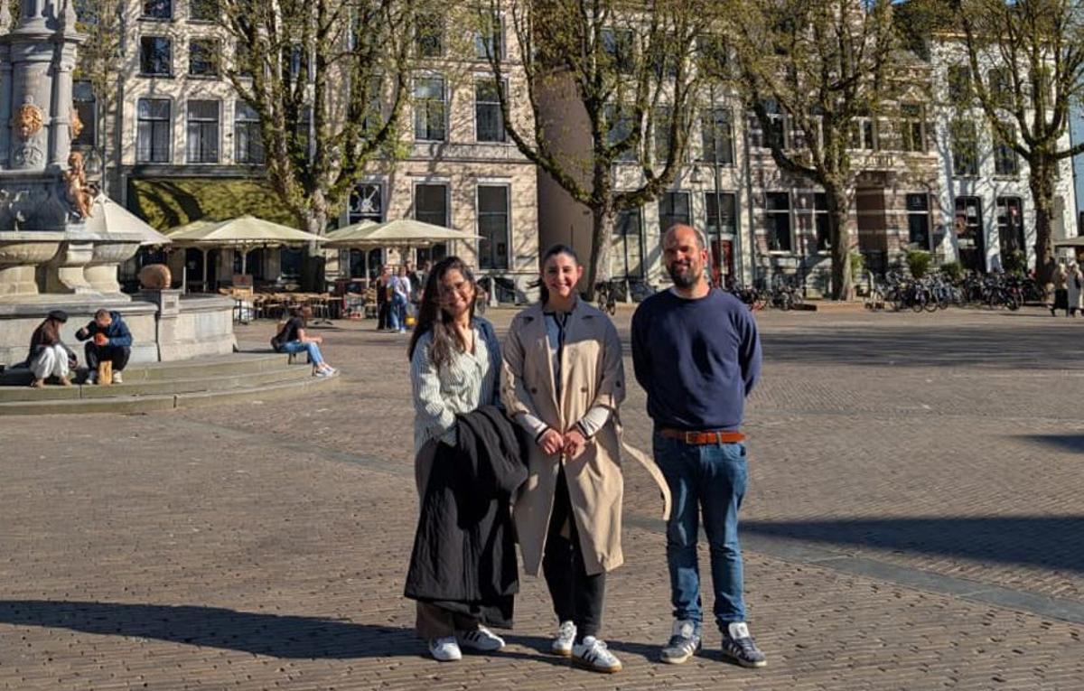 Leticia Santos (centro) con Tania Gesto y Breixo Martíns en  Deventer. | FDV