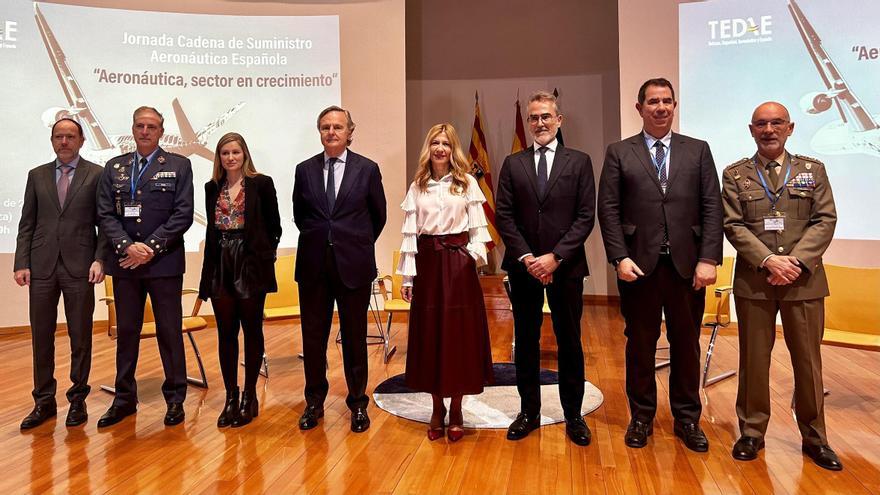 La vicepresidenta del Gobierno de Aragón, Mar Vaqueros, con los participantes en la jornada del sector aeronáutico celebrada este martes en Zaragoza.