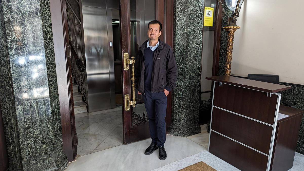 Michael, conserje en una finca de la calle Jorge Juan de València.