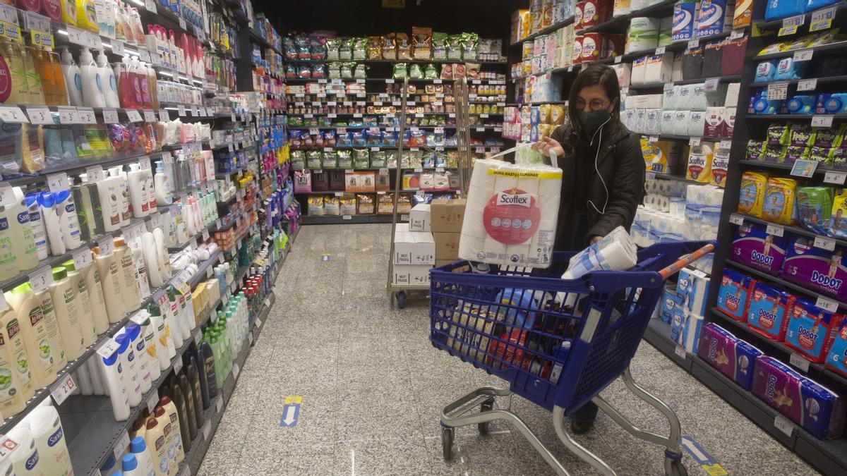 Una mujer hace la compra en un supermercado de Barcelona.