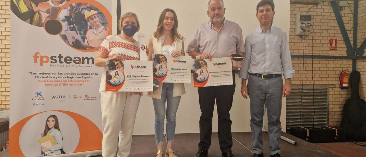 El profesor del IES Universidad Laboral, Julio Miñambres (derecha) junto con el resto de premiados. | Cedida